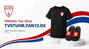 Werbebanner für den TV Stuhr Fanshop mit schwarzem T-Shirt, dunklen Badelatschen und der Adresse tvstuhr.fan12.de